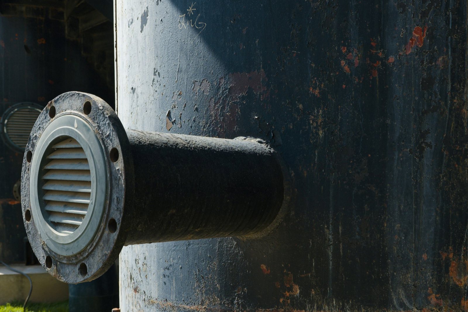 Pipe flange with a ring of bolt holes